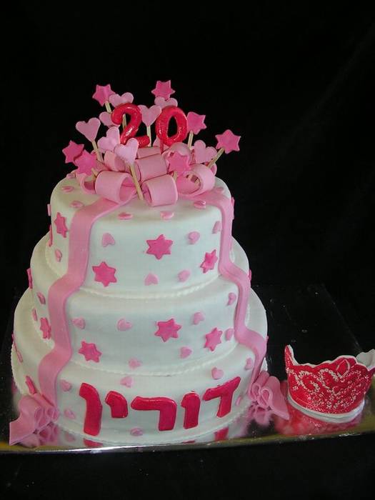 עוגת יום הולדת מתנה 3 קומות ו כתר